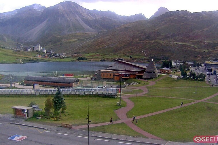Superb panoramic webcam view over the expansive Tignes ski area and Espace Killy. The camera is situated at the Hotel Le Refuge, in the centre of Tignes Le Lac.