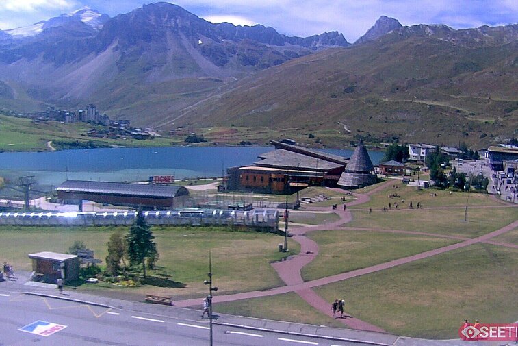 Superb panoramic webcam view over the expansive Tignes ski area and Espace Killy. The camera is situated at the Hotel Le Refuge, in the centre of Tignes Le Lac.