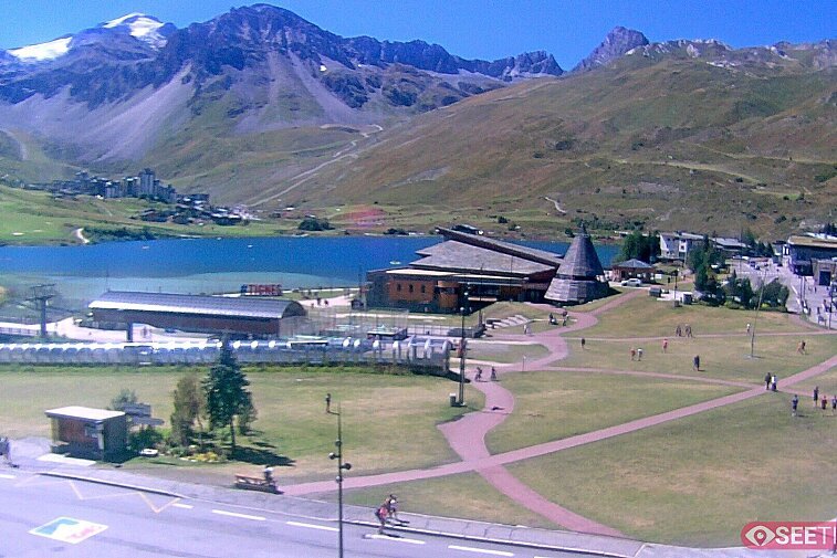 Superb panoramic webcam view over the expansive Tignes ski area and Espace Killy. The camera is situated at the Hotel Le Refuge, in the centre of Tignes Le Lac.