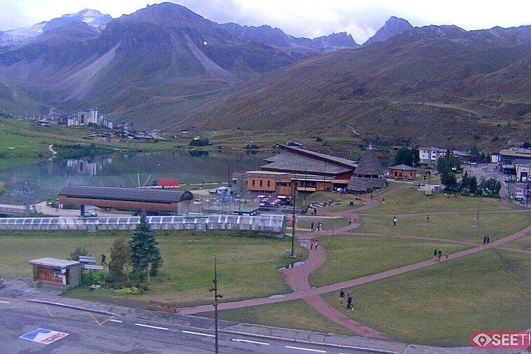 Superb panoramic webcam view over the expansive Tignes ski area and Espace Killy. The camera is situated at the Hotel Le Refuge, in the centre of Tignes Le Lac.