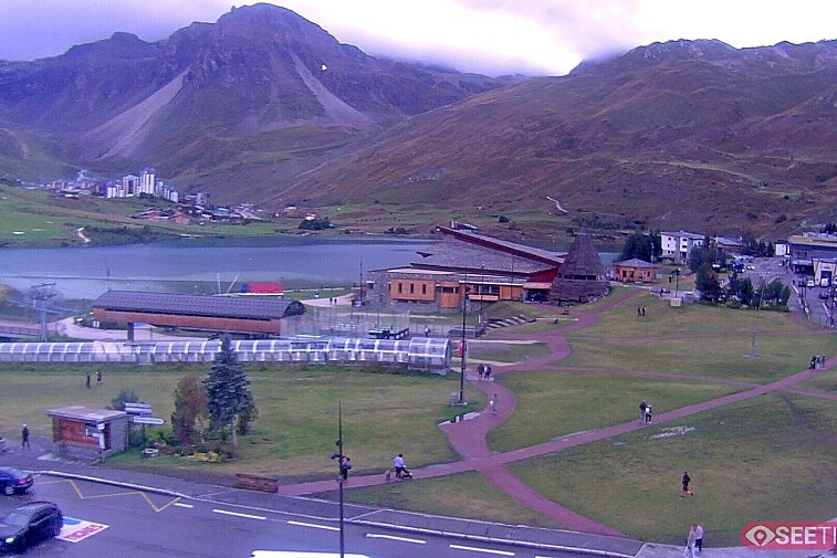 Superb panoramic webcam view over the expansive Tignes ski area and Espace Killy. The camera is situated at the Hotel Le Refuge, in the centre of Tignes Le Lac.