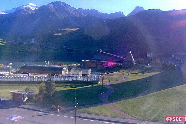 Superb panoramic webcam view over the expansive Tignes ski area and Espace Killy. The camera is situated at the Hotel Le Refuge, in the centre of Tignes Le Lac.