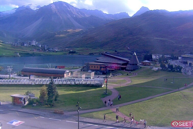 Superb panoramic webcam view over the expansive Tignes ski area and Espace Killy. The camera is situated at the Hotel Le Refuge, in the centre of Tignes Le Lac.