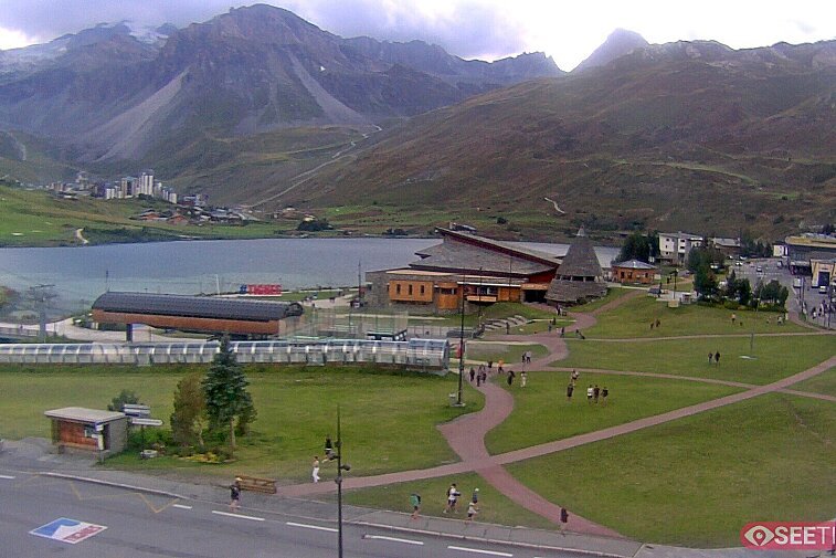 Superb panoramic webcam view over the expansive Tignes ski area and Espace Killy. The camera is situated at the Hotel Le Refuge, in the centre of Tignes Le Lac.