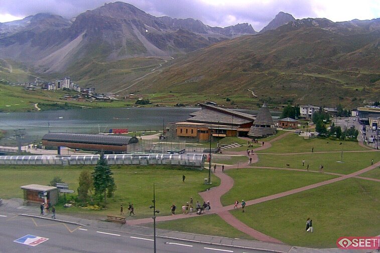 Superb panoramic webcam view over the expansive Tignes ski area and Espace Killy. The camera is situated at the Hotel Le Refuge, in the centre of Tignes Le Lac.