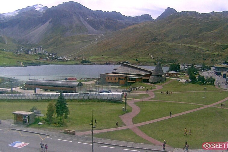 Superb panoramic webcam view over the expansive Tignes ski area and Espace Killy. The camera is situated at the Hotel Le Refuge, in the centre of Tignes Le Lac.