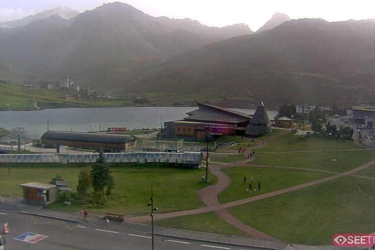 Superb panoramic webcam view over the expansive Tignes ski area and Espace Killy. The camera is situated at the Hotel Le Refuge, in the centre of Tignes Le Lac.
