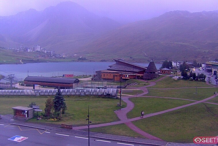 Superb panoramic webcam view over the expansive Tignes ski area and Espace Killy. The camera is situated at the Hotel Le Refuge, in the centre of Tignes Le Lac.