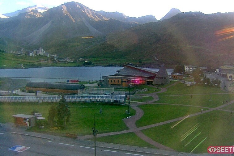 Superb panoramic webcam view over the expansive Tignes ski area and Espace Killy. The camera is situated at the Hotel Le Refuge, in the centre of Tignes Le Lac.