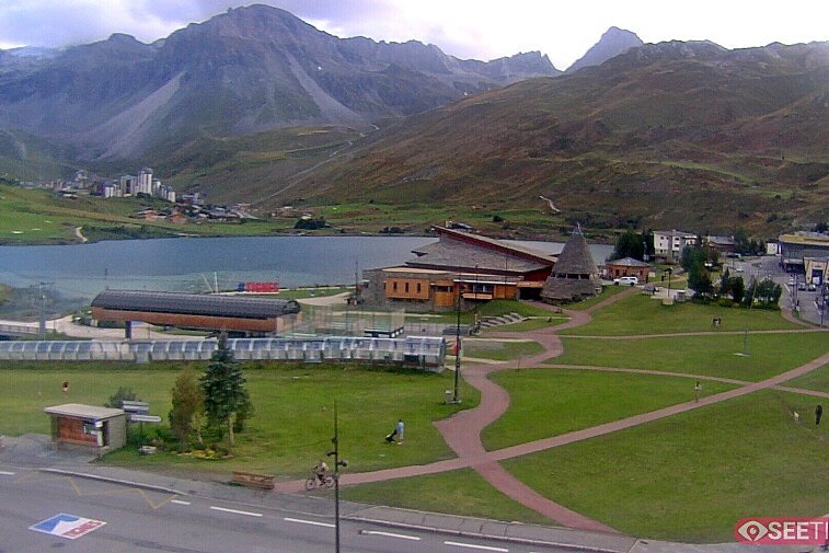 Superb panoramic webcam view over the expansive Tignes ski area and Espace Killy. The camera is situated at the Hotel Le Refuge, in the centre of Tignes Le Lac.