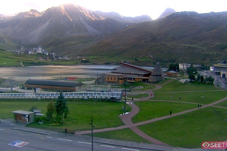 Superb panoramic webcam view over the expansive Tignes ski area and Espace Killy. The camera is situated at the Hotel Le Refuge, in the centre of Tignes Le Lac.