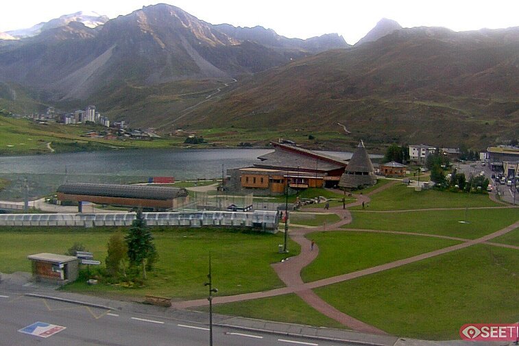 Superb panoramic webcam view over the expansive Tignes ski area and Espace Killy. The camera is situated at the Hotel Le Refuge, in the centre of Tignes Le Lac.