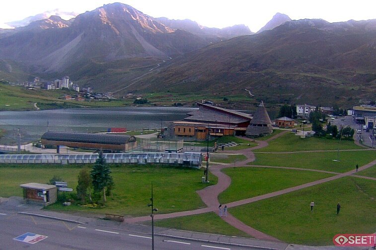 Superb panoramic webcam view over the expansive Tignes ski area and Espace Killy. The camera is situated at the Hotel Le Refuge, in the centre of Tignes Le Lac.