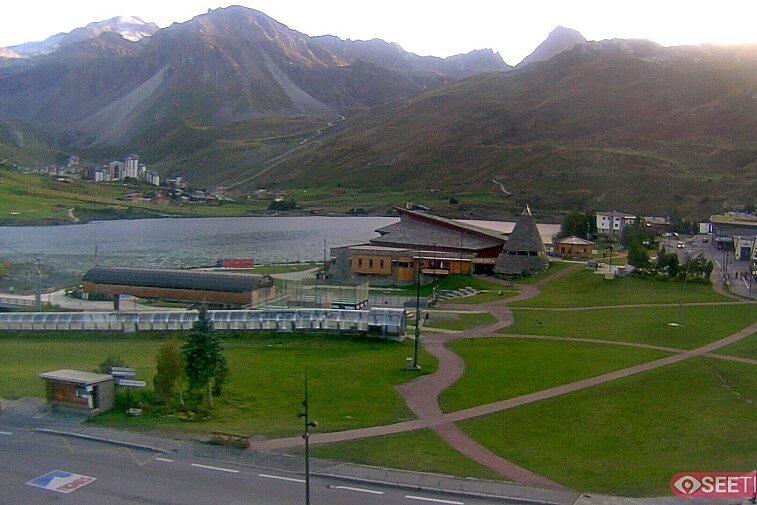 Superb panoramic webcam view over the expansive Tignes ski area and Espace Killy. The camera is situated at the Hotel Le Refuge, in the centre of Tignes Le Lac.