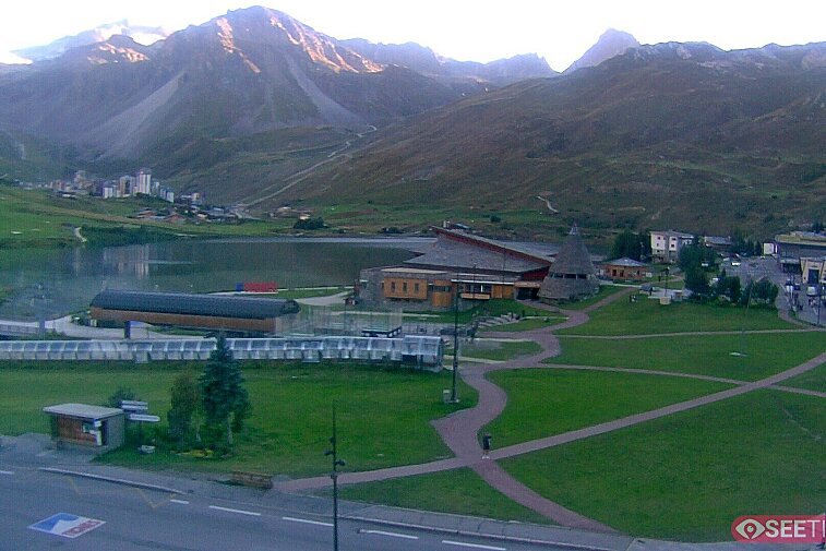 Superb panoramic webcam view over the expansive Tignes ski area and Espace Killy. The camera is situated at the Hotel Le Refuge, in the centre of Tignes Le Lac.