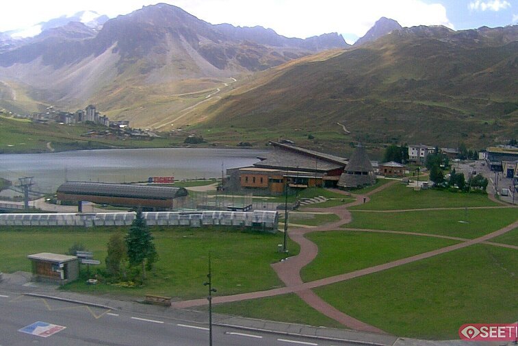 Superb panoramic webcam view over the expansive Tignes ski area and Espace Killy. The camera is situated at the Hotel Le Refuge, in the centre of Tignes Le Lac.