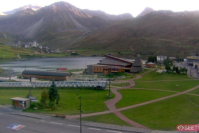 Superb panoramic webcam view over the expansive Tignes ski area and Espace Killy. The camera is situated at the Hotel Le Refuge, in the centre of Tignes Le Lac.