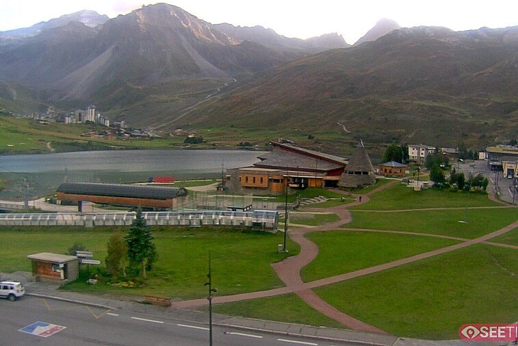 Superb panoramic webcam view over the expansive Tignes ski area and Espace Killy. The camera is situated at the Hotel Le Refuge, in the centre of Tignes Le Lac.