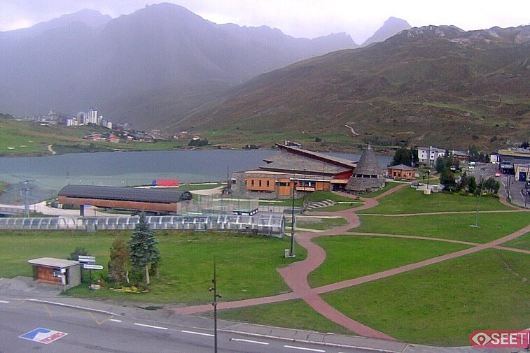 Superb panoramic webcam view over the expansive Tignes ski area and Espace Killy. The camera is situated at the Hotel Le Refuge, in the centre of Tignes Le Lac.