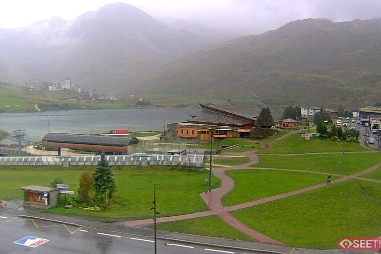 Superb panoramic webcam view over the expansive Tignes ski area and Espace Killy. The camera is situated at the Hotel Le Refuge, in the centre of Tignes Le Lac.