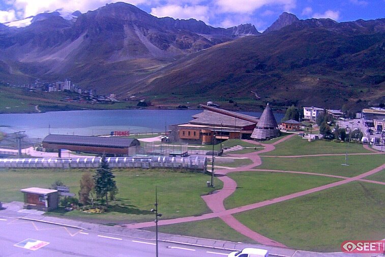 Superb panoramic webcam view over the expansive Tignes ski area and Espace Killy. The camera is situated at the Hotel Le Refuge, in the centre of Tignes Le Lac.