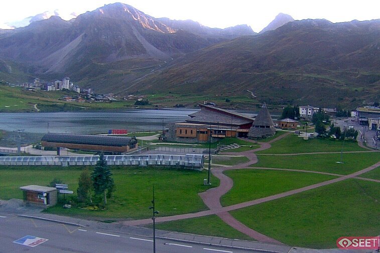 Superb panoramic webcam view over the expansive Tignes ski area and Espace Killy. The camera is situated at the Hotel Le Refuge, in the centre of Tignes Le Lac.