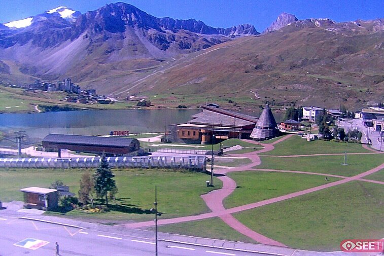Superb panoramic webcam view over the expansive Tignes ski area and Espace Killy. The camera is situated at the Hotel Le Refuge, in the centre of Tignes Le Lac.