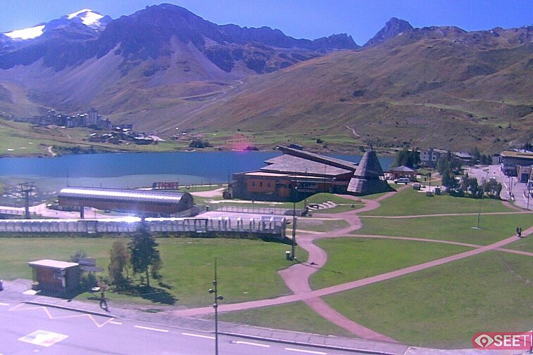 Superb panoramic webcam view over the expansive Tignes ski area and Espace Killy. The camera is situated at the Hotel Le Refuge, in the centre of Tignes Le Lac.