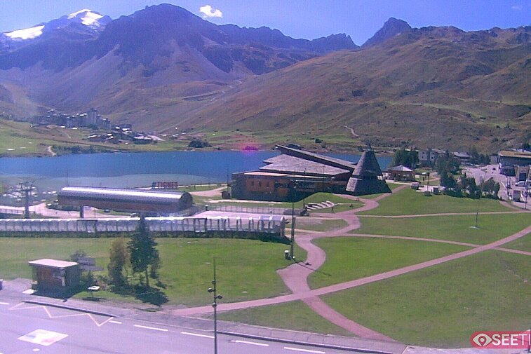 Superb panoramic webcam view over the expansive Tignes ski area and Espace Killy. The camera is situated at the Hotel Le Refuge, in the centre of Tignes Le Lac.