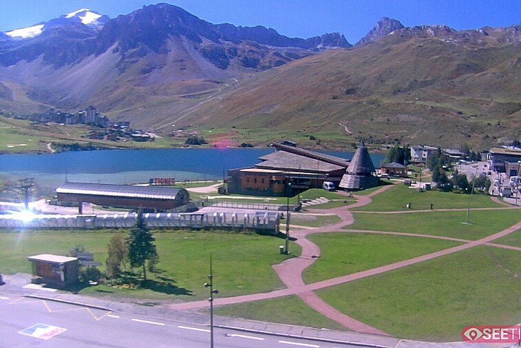 Superb panoramic webcam view over the expansive Tignes ski area and Espace Killy. The camera is situated at the Hotel Le Refuge, in the centre of Tignes Le Lac.