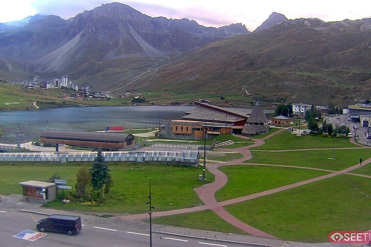 Superb panoramic webcam view over the expansive Tignes ski area and Espace Killy. The camera is situated at the Hotel Le Refuge, in the centre of Tignes Le Lac.