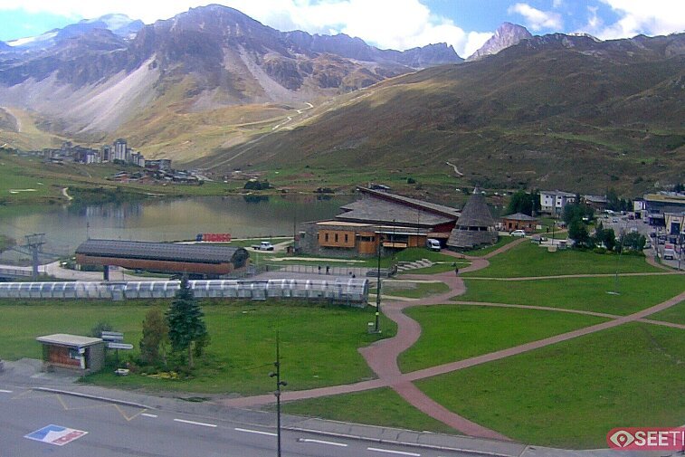 Superb panoramic webcam view over the expansive Tignes ski area and Espace Killy. The camera is situated at the Hotel Le Refuge, in the centre of Tignes Le Lac.