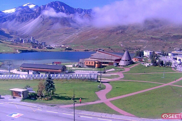 Superb panoramic webcam view over the expansive Tignes ski area and Espace Killy. The camera is situated at the Hotel Le Refuge, in the centre of Tignes Le Lac.