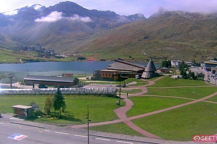 Superb panoramic webcam view over the expansive Tignes ski area and Espace Killy. The camera is situated at the Hotel Le Refuge, in the centre of Tignes Le Lac.