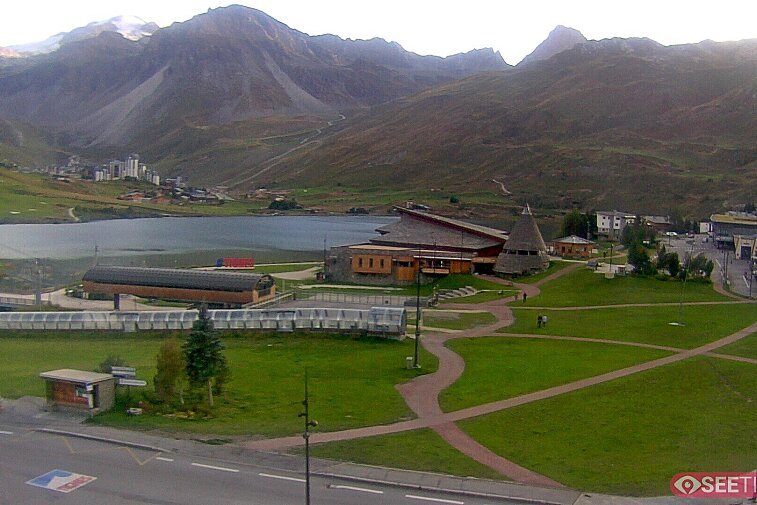 Superb panoramic webcam view over the expansive Tignes ski area and Espace Killy. The camera is situated at the Hotel Le Refuge, in the centre of Tignes Le Lac.