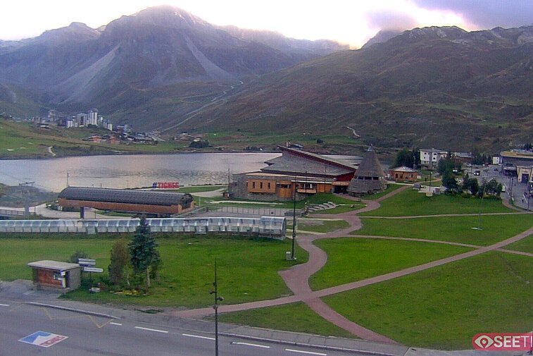 Superb panoramic webcam view over the expansive Tignes ski area and Espace Killy. The camera is situated at the Hotel Le Refuge, in the centre of Tignes Le Lac.