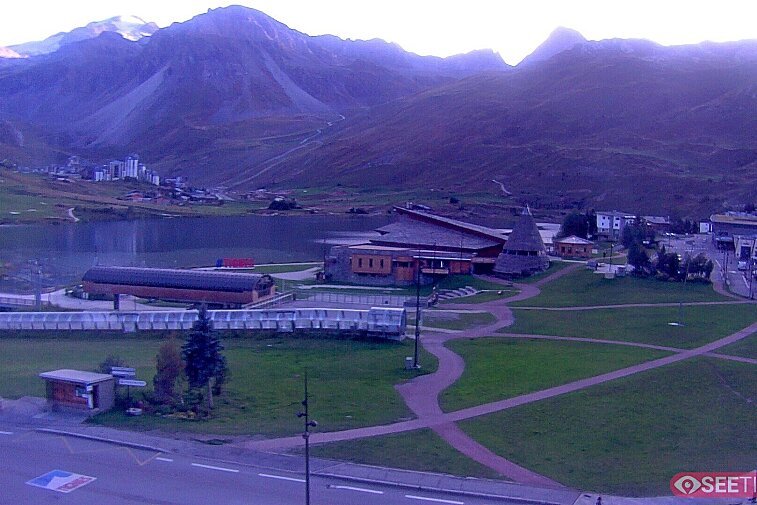 Superb panoramic webcam view over the expansive Tignes ski area and Espace Killy. The camera is situated at the Hotel Le Refuge, in the centre of Tignes Le Lac.