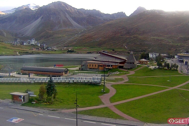 Superb panoramic webcam view over the expansive Tignes ski area and Espace Killy. The camera is situated at the Hotel Le Refuge, in the centre of Tignes Le Lac.