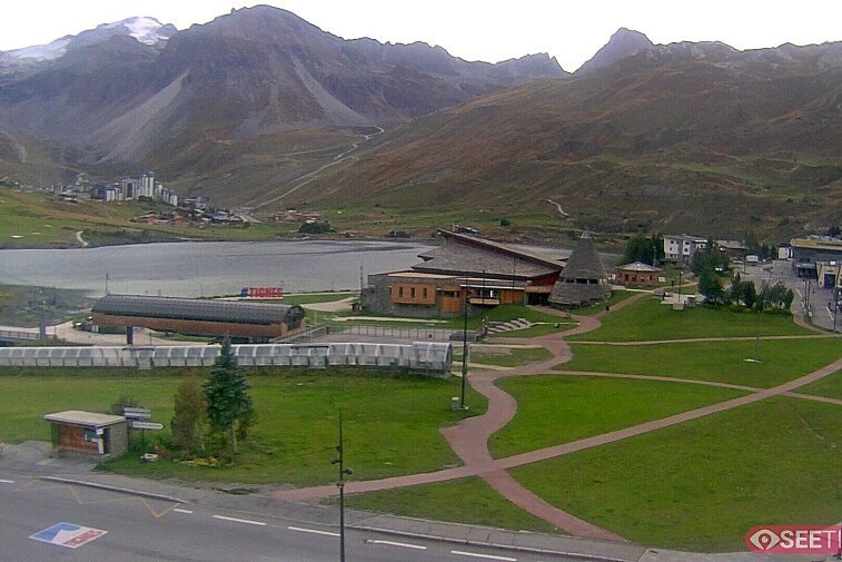 Superb panoramic webcam view over the expansive Tignes ski area and Espace Killy. The camera is situated at the Hotel Le Refuge, in the centre of Tignes Le Lac.