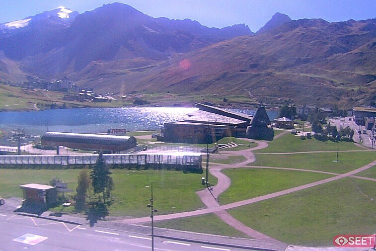 Superb panoramic webcam view over the expansive Tignes ski area and Espace Killy. The camera is situated at the Hotel Le Refuge, in the centre of Tignes Le Lac.