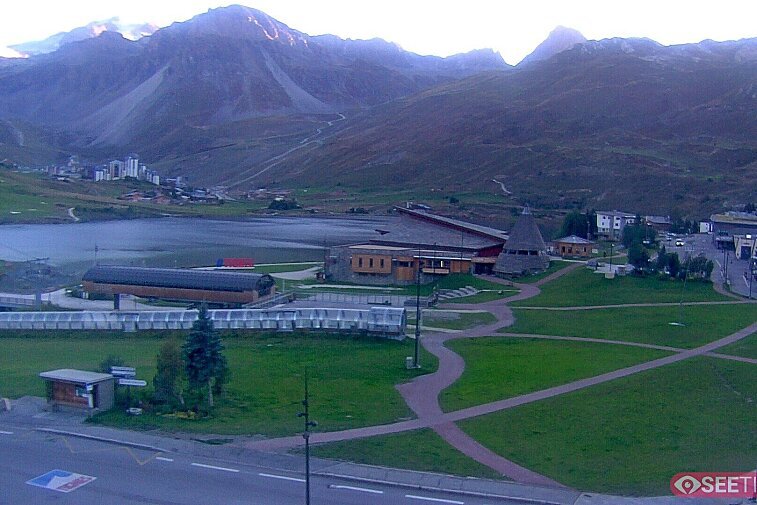 Superb panoramic webcam view over the expansive Tignes ski area and Espace Killy. The camera is situated at the Hotel Le Refuge, in the centre of Tignes Le Lac.