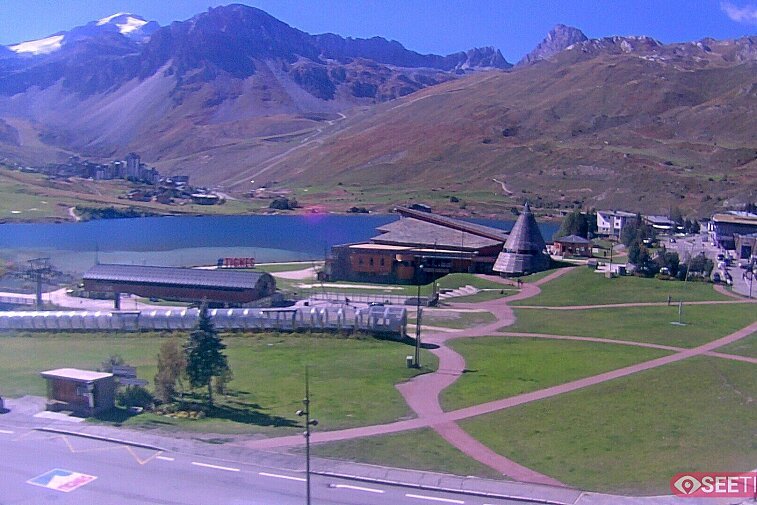 Superb panoramic webcam view over the expansive Tignes ski area and Espace Killy. The camera is situated at the Hotel Le Refuge, in the centre of Tignes Le Lac.