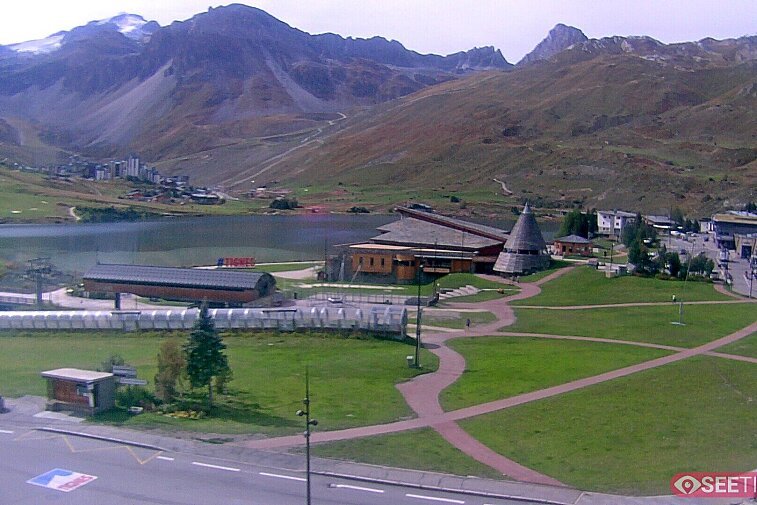 Superb panoramic webcam view over the expansive Tignes ski area and Espace Killy. The camera is situated at the Hotel Le Refuge, in the centre of Tignes Le Lac.