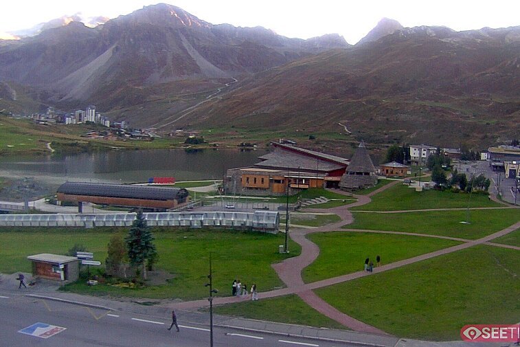 Superb panoramic webcam view over the expansive Tignes ski area and Espace Killy. The camera is situated at the Hotel Le Refuge, in the centre of Tignes Le Lac.