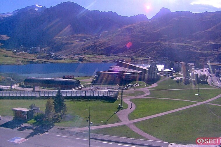 Superb panoramic webcam view over the expansive Tignes ski area and Espace Killy. The camera is situated at the Hotel Le Refuge, in the centre of Tignes Le Lac.