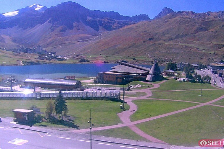Superb panoramic webcam view over the expansive Tignes ski area and Espace Killy. The camera is situated at the Hotel Le Refuge, in the centre of Tignes Le Lac.