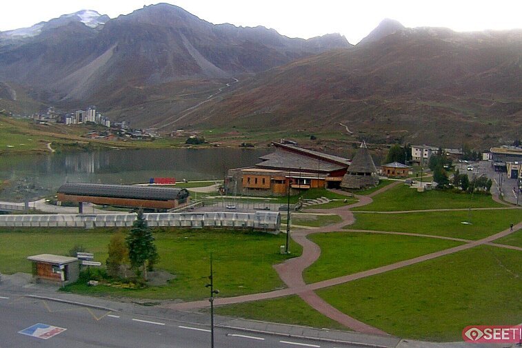 Superb panoramic webcam view over the expansive Tignes ski area and Espace Killy. The camera is situated at the Hotel Le Refuge, in the centre of Tignes Le Lac.