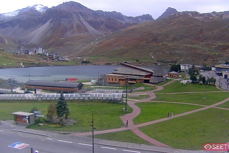 Superb panoramic webcam view over the expansive Tignes ski area and Espace Killy. The camera is situated at the Hotel Le Refuge, in the centre of Tignes Le Lac.