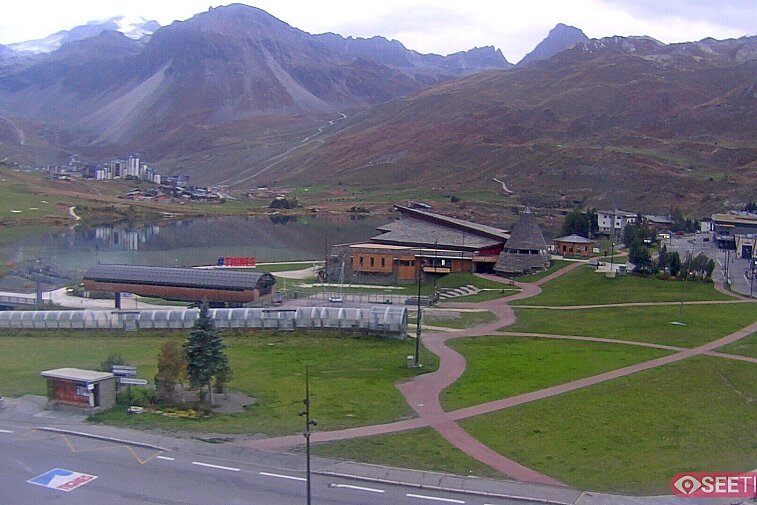 Superb panoramic webcam view over the expansive Tignes ski area and Espace Killy. The camera is situated at the Hotel Le Refuge, in the centre of Tignes Le Lac.