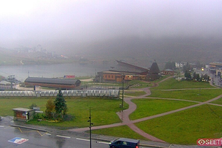 Superb panoramic webcam view over the expansive Tignes ski area and Espace Killy. The camera is situated at the Hotel Le Refuge, in the centre of Tignes Le Lac.